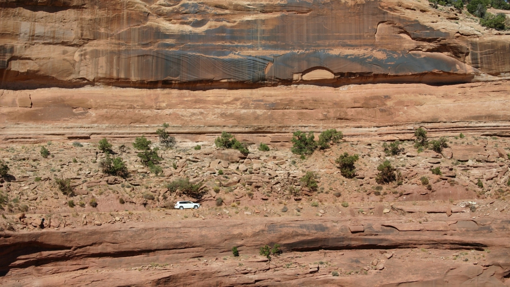 Stefano sur le Shafer Trail, là où la route suite le bord du canyon. Canyonlands National Park, près de Moab, Utah.