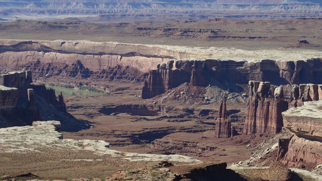 On comprend pourquoi le White Rim s'appelle le White Rim... À Canyonlands National Park, près de Moab, Utah.