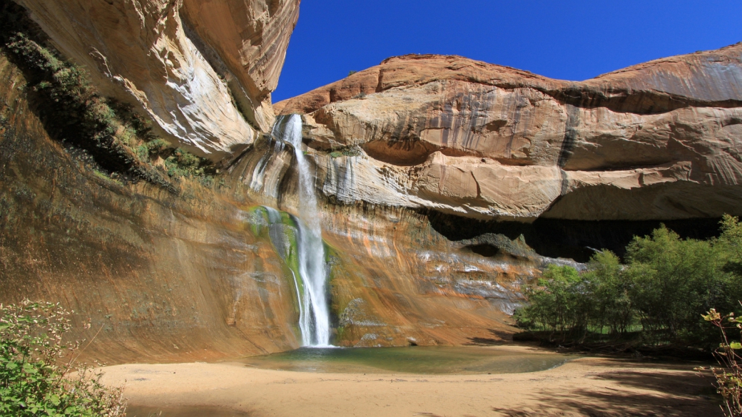 La belle chute d'eau de Lower Calf Creek Falls, près d'Escalante, dans l'Utah.