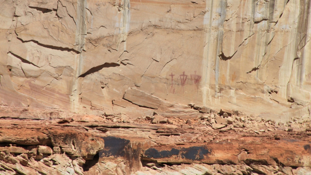 Pétroglyphes que l'on voit au loin depuis le Lower Calf Creek Falls Trail, près d'Escalante dans l'Utah.