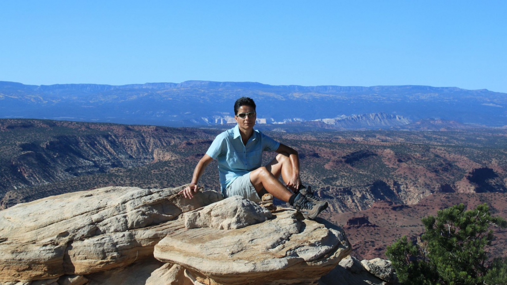 Marie-Catherine à Navajo Knobs, à Capitol Reef National Park‎.