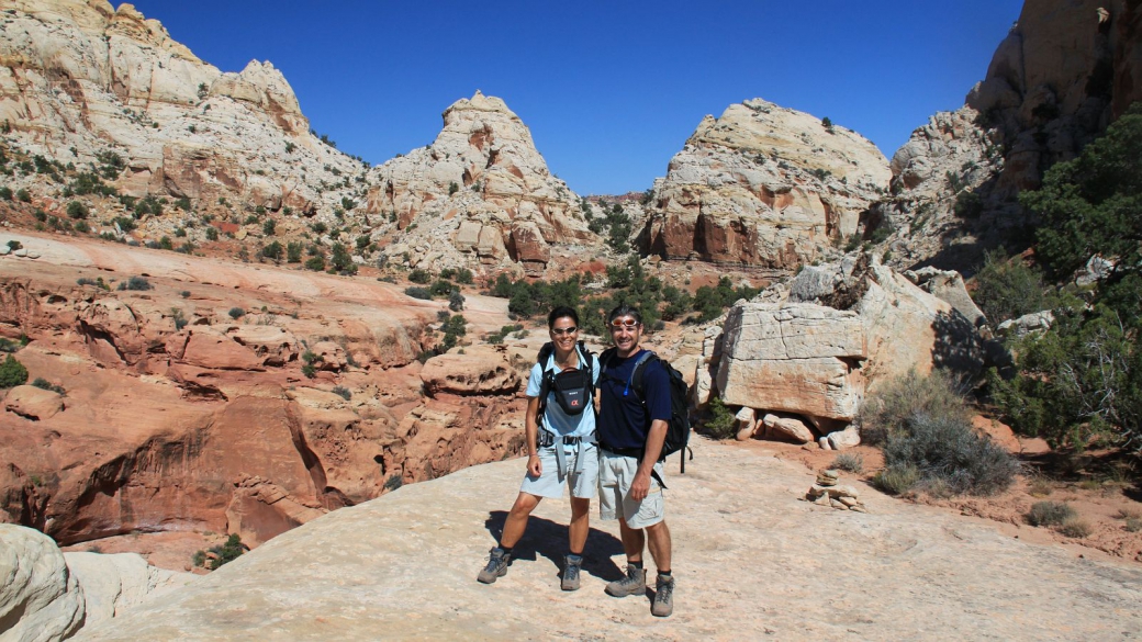 Stefano et Marie-Catherine sur le sentiel qui mène à Navajo Knobs, à Capitol Reef National Park‎.