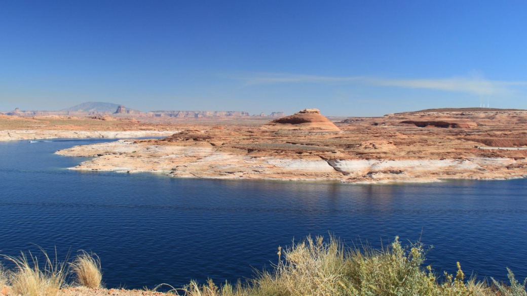 Lake Powell - A gauche, la Navajo Mountain et juste devant elle, la Tower Butte