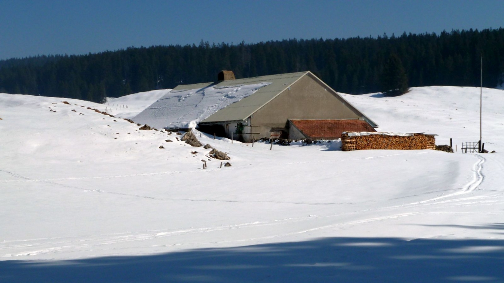 Le chalet de la Bassine en hiver. Il est sis sur la commune de Bassins.