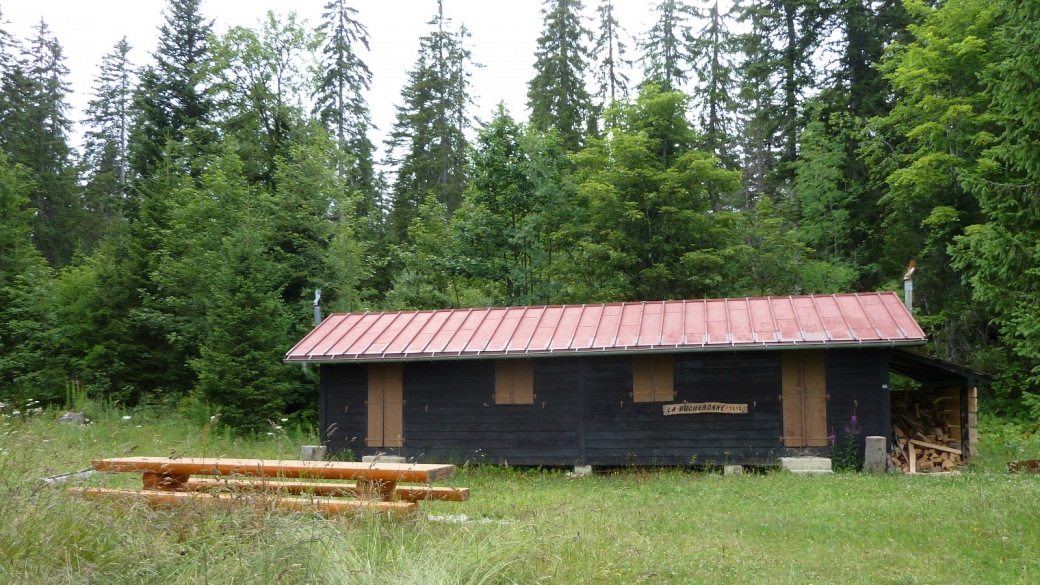 La Bûcheronne, un refuge situé près du Marais Rouge, sur les hauteurs d'Arzier-Le Muids.