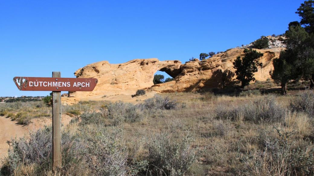 Dutchmens Arch au petit matin. San Rafael Swell, près de Green River, Utah. 