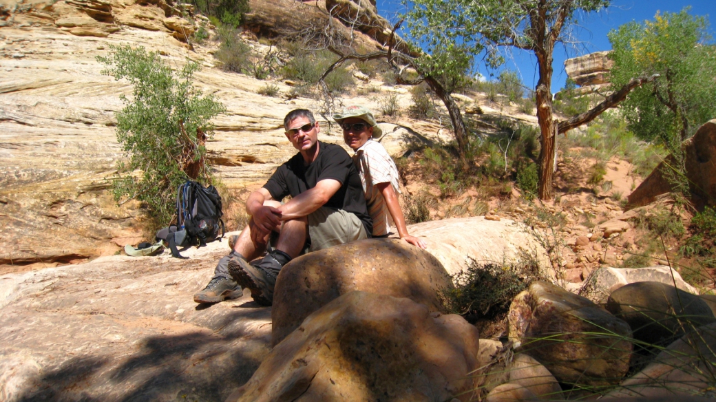 Autoportrait de Stefano et Marie-Catherine à Natural Bridges National Monument.