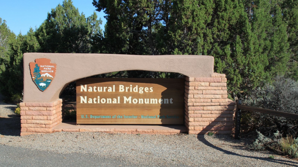 Panneau à l'entrée du parc de Natural Bridges National Monument.