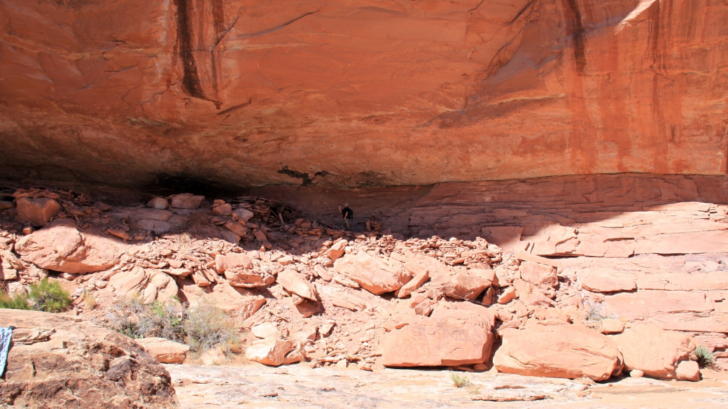 Stefano prends des photos sur le site des Seven Kivas Ruin, dans Road Canyon.