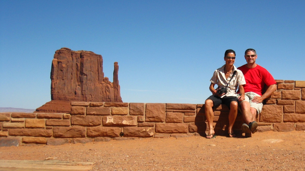 Stefano et Marie-Catherine à Monument Valley of the Gods en 2011, avec la West Mitten Butte en arrière-plan.