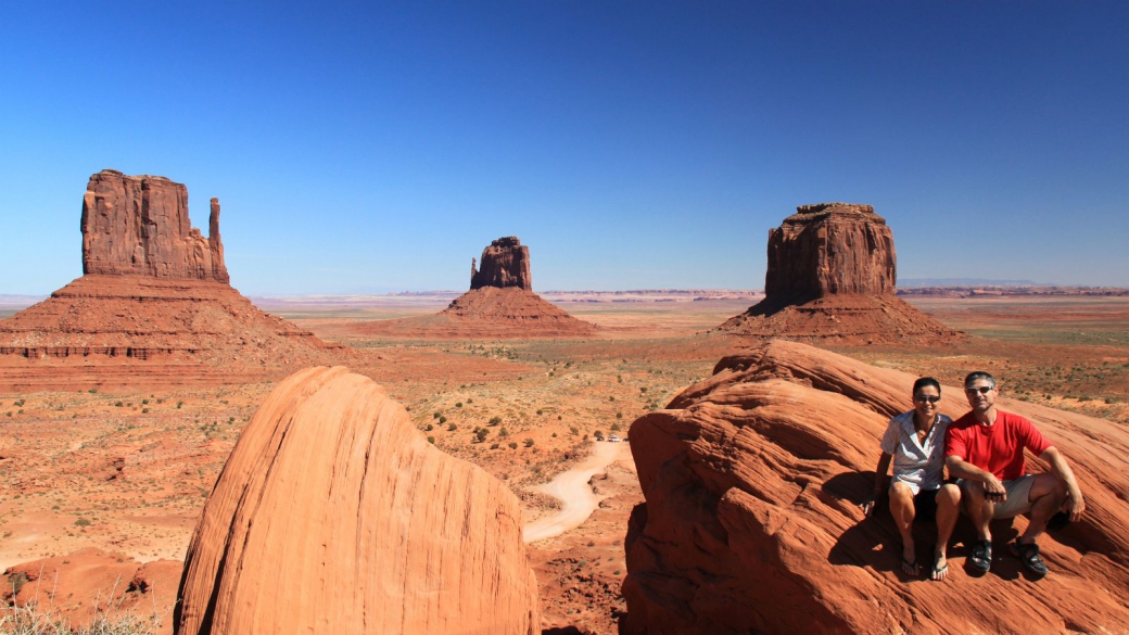 Stefano et Marie-Catherine avec les Mittens et la Merrick Butte de Monument Valley en arrière-plan.