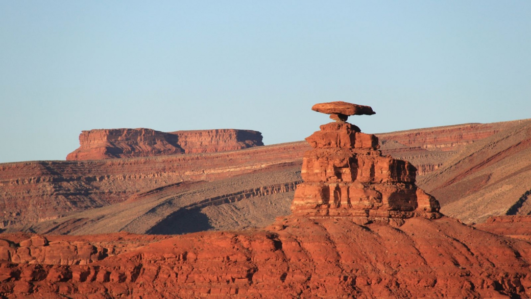 Le rocher en forme de sombrero qui a donné le nom au village de Mexican Hat.