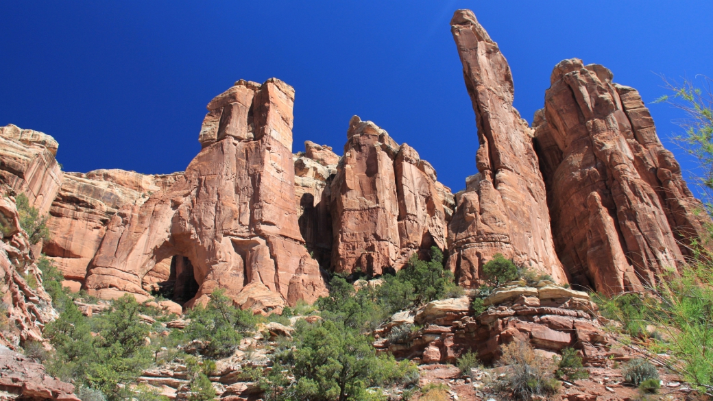 Vue sur Angel Arch, dans Arch Canyon, près de Blanding, Utah.