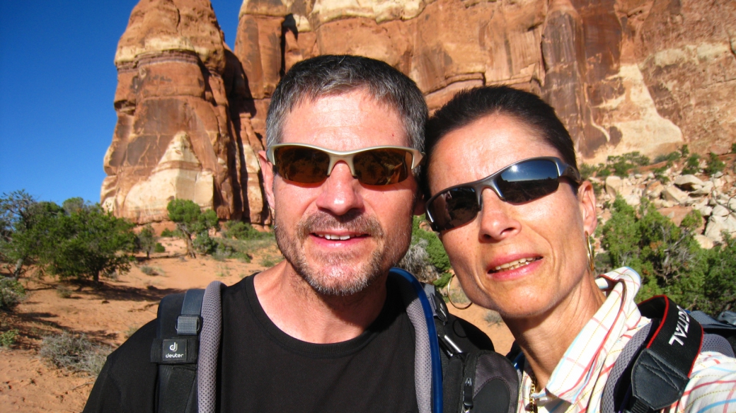Stefano et Marie-Catherine non loin de Chesler Park, à The Needles, Canyonlands National Park, dans l'Utah.