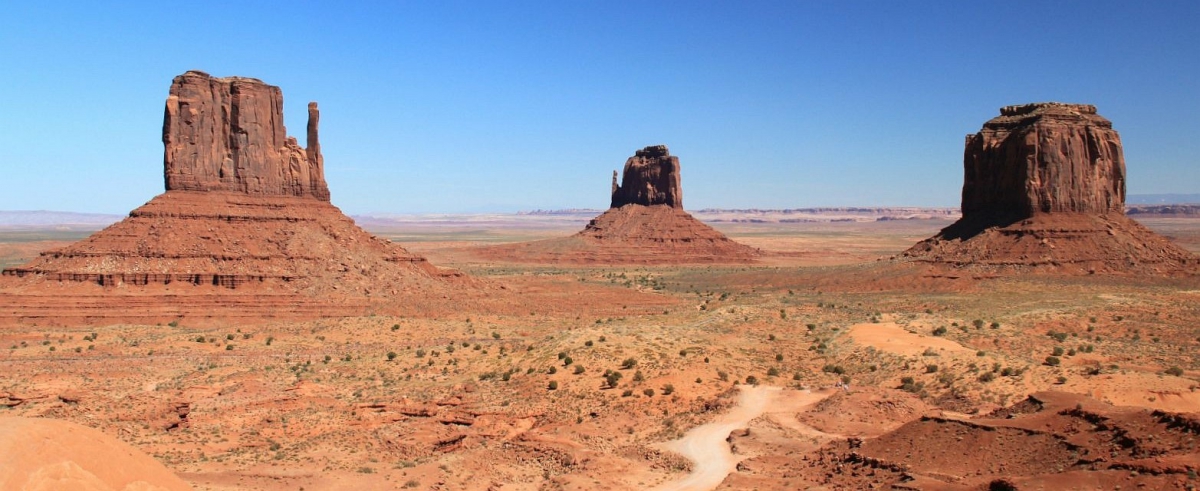 Vue sur les Mittens et la Merrick Buttede, à Monument Valley.