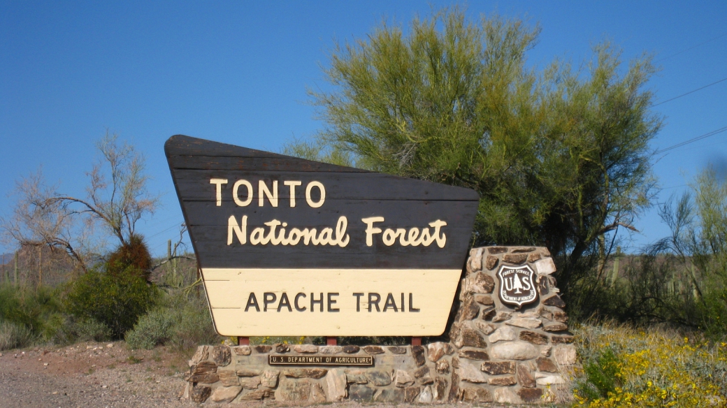 Panneau au départ du Apache Trail, près de Apache Junction, dans l'Arizona.