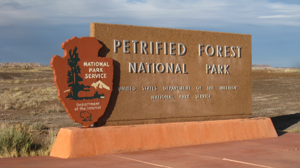 Panneau à l'entrée nord du parc de Petrified Forest National Park.