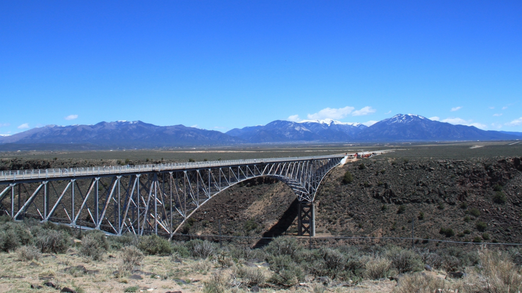 Vue sur le Rio Grande Gorge Bridge depuis le Rio Grande Gorge Rest Area, près de Taos au Nouveau-Mexique.