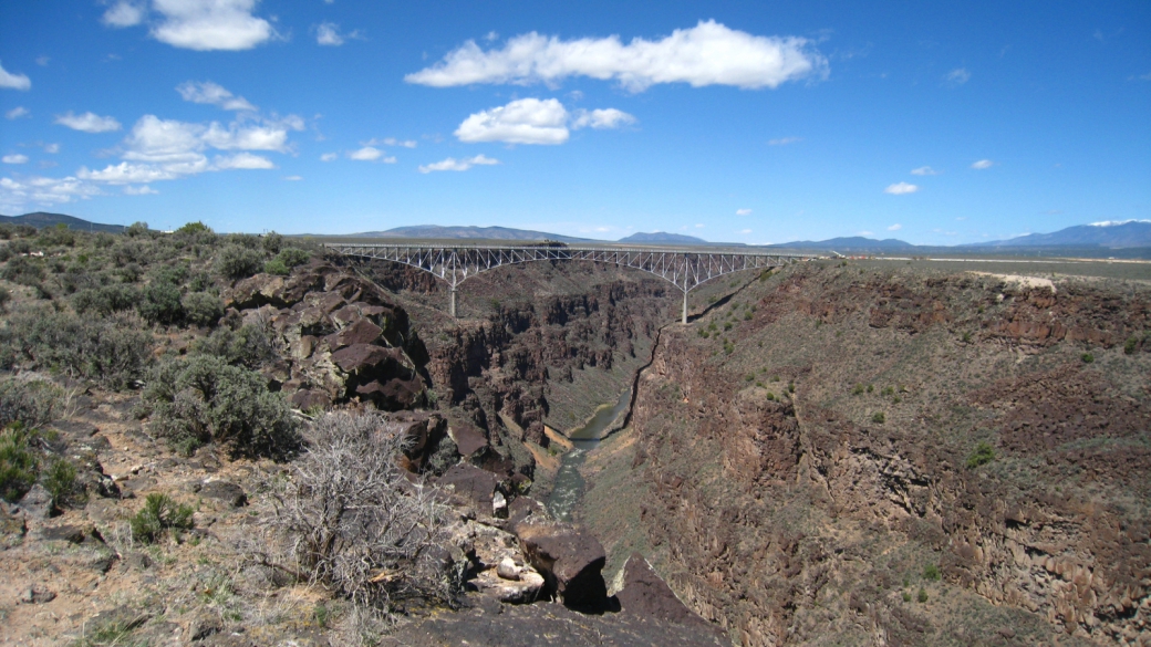 Vue sur le Rio Grande Gorge Bridge depuis le West Rim Trail, près de Taos au Nouveau-Mexique.