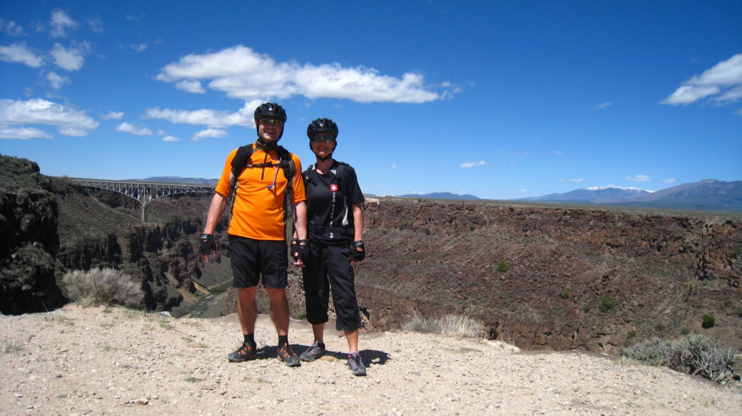 Stefano et Marie-Catherine avec en arrière-plan le Rio Grande Gorge Bridge, près de Taos au Nouveau-Mexique. 