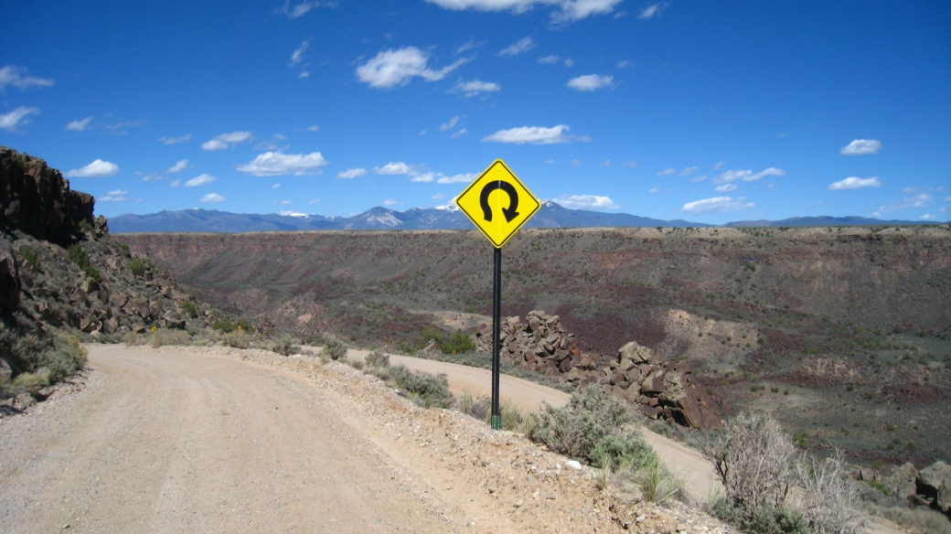 Virage en épingle à cheveux sur la NM-567, un piste qui permet de traverser le Rio Grande, près de Taos, au Nouveau-Mexique.