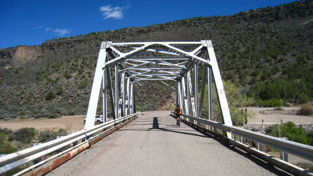 Stefano sur le pont qui traverse le Rio Grande, près de Taos, au Nouveau-Mexique.