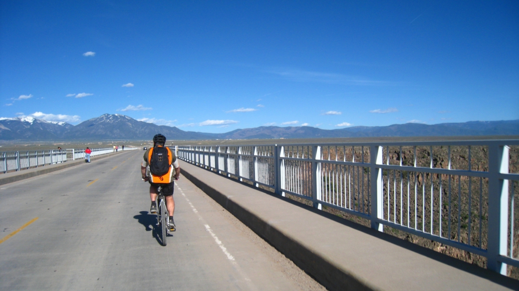 Stefano traversant à vélo le Rio Grande Gorge Bridge, près de Taos au Nouveau-Mexique.