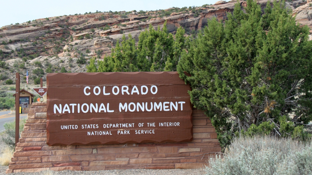 Voici le panneau situé à l'entrée du Colorado National Monument, près de Fruita, dans le Colorado.