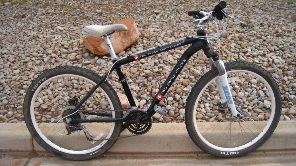 Le vélo de MC avec les autocollants des Two Swiss Bikers.