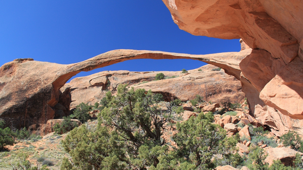 Belle vue sur Landscape Arch, à Devil's Garden. À Arches National Park, Utah.