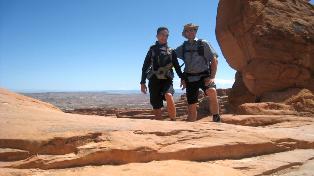 Stefano et Marie-Catherine quelque part sur le Devil's Garden Primitive Loop, à Arches National Park, Utah.