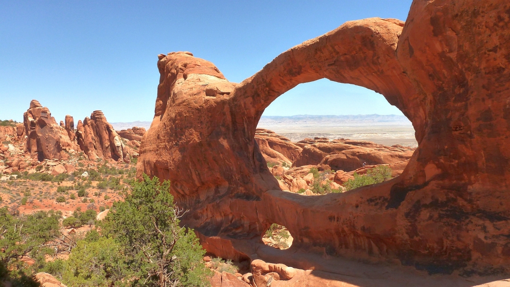 Magnifique vue sur Double O Arch, à Devil's Garden. Arches National Park, Utah.