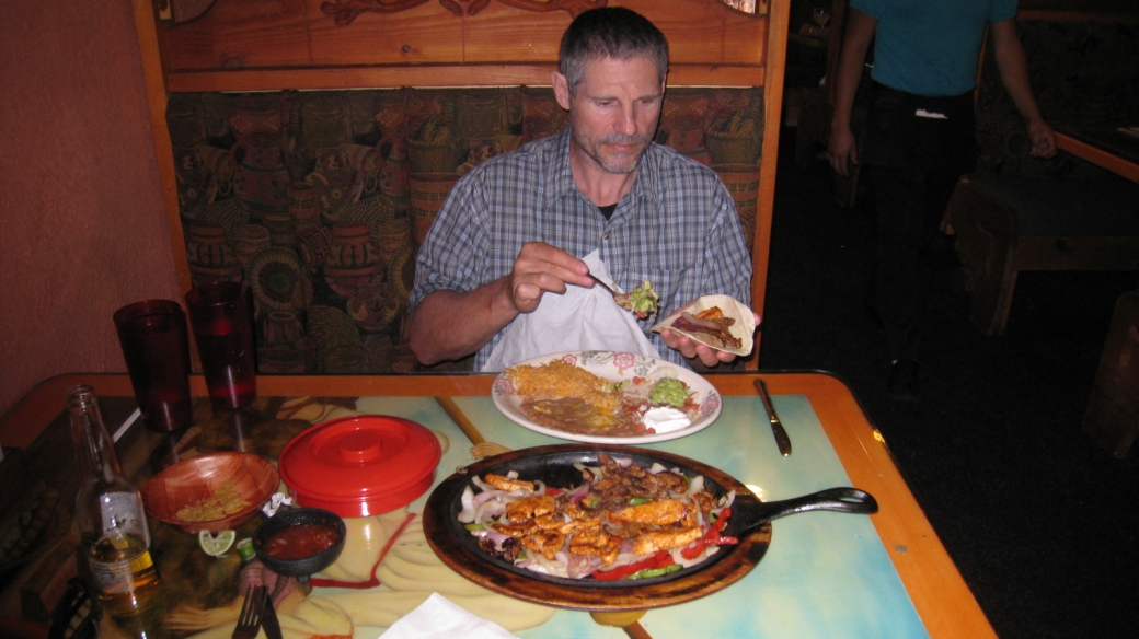 Stefano en train de manger des fajitas au restaurant Fiesta Mexicana de Moab.