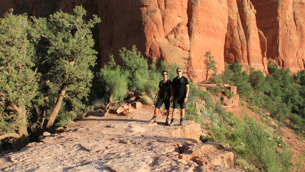 Stefano et Marie-Catherine au sommet de Cathedral Rock, à Sedona.