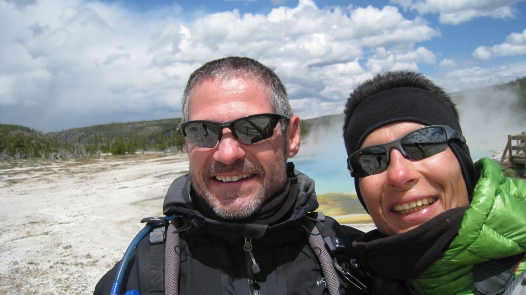 Stefano et Marie-Catherine à Biscuit Basin, dans le Upper Geyser Basin, pas loin du Old Faithful. À Yellowstone National Park.