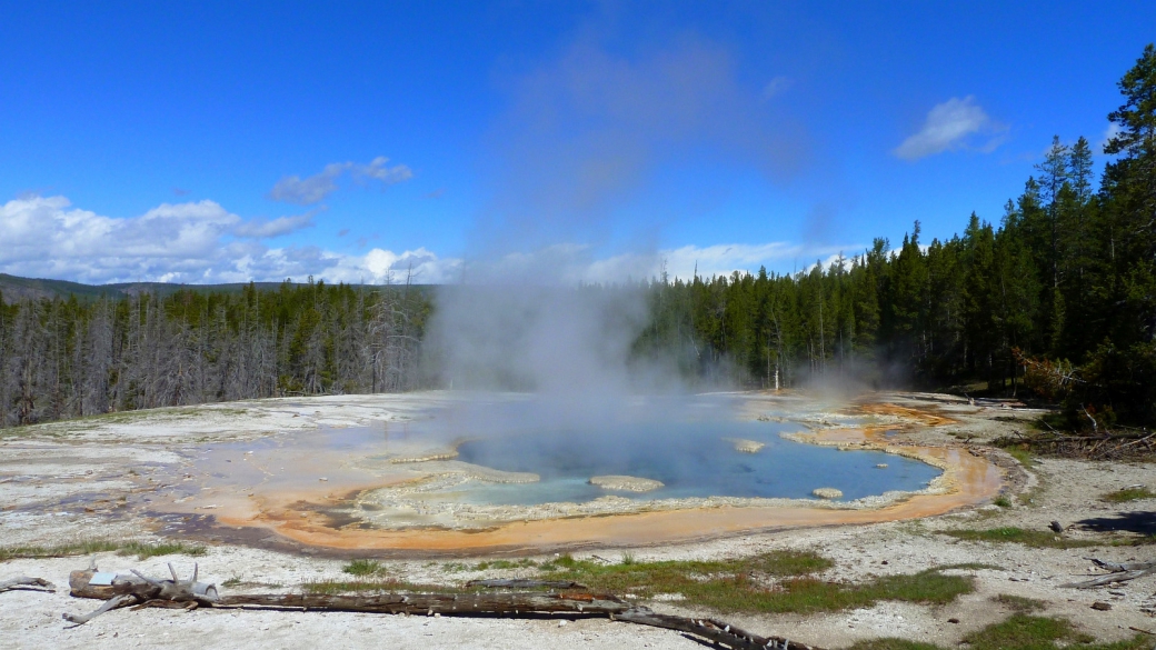 Solitary Geyser, dans le Upper Geyser Basin, pas loin du Old Faithful. À Yellowstone National Park.