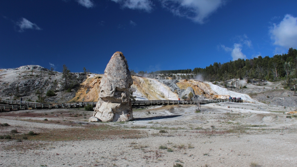 Liberty Cap, nommée en l’honneur du bonnet phrygien que portaient les révolutionnaires français. Mammoth Hot Springs, à Yellowstone National Park, Wyoming.