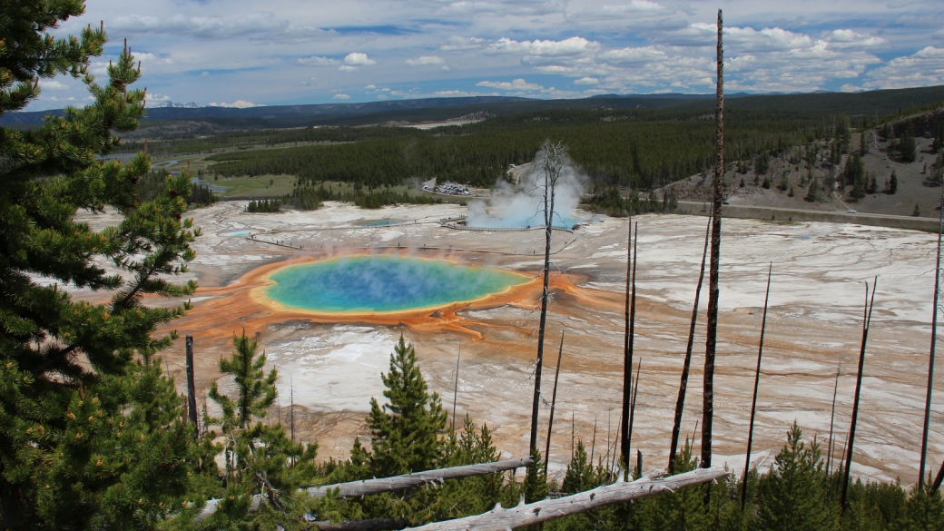 Majestique, le Grand Prismatic pris depuis le haut de la colline. Midway Geyser Basin, à Yellowstone National Park.