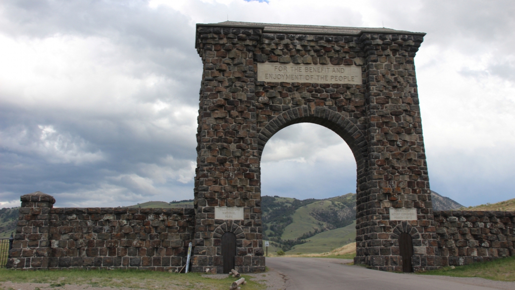 Roosevelt Arch, dont la première pierre a été posée par le President Theodore Roosevelt en 1903, à l'entrée nord de Yellowstone National Park, près de Gardiner, Montana.