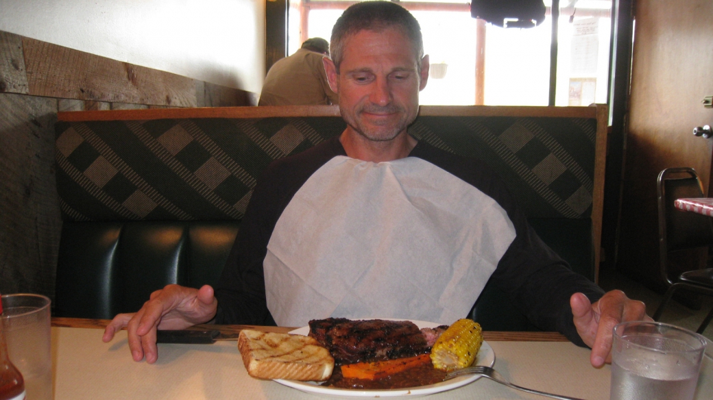 Stefano devant un bon steak de 16 oz (450 g). Au Raven Grill, à Gardiner, Montana.