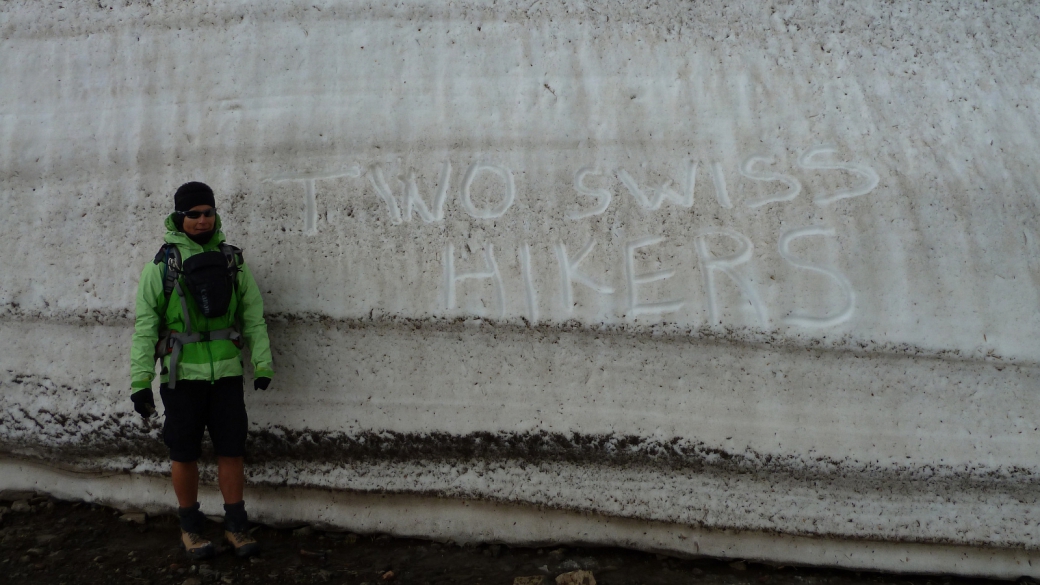 Marie-Catherine devant un mur de neige avec notre slogan "Two Swiss Hikers", sur la route du Mount Washburn, à Yellowstone National Park.