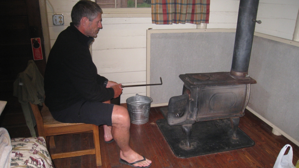 Stefano veille au feu dans notre cabine de Roosevelt Lodge, à Yellowstone.