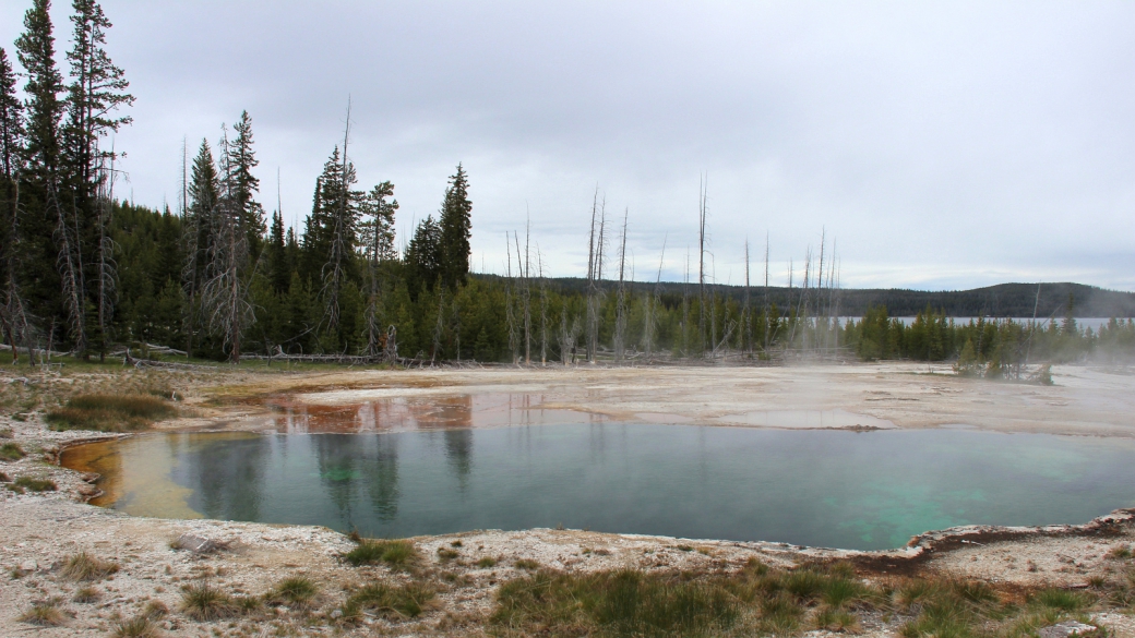 Abyss Pool, au West Thumb Geyser Basin. À Yellowstone National Park.