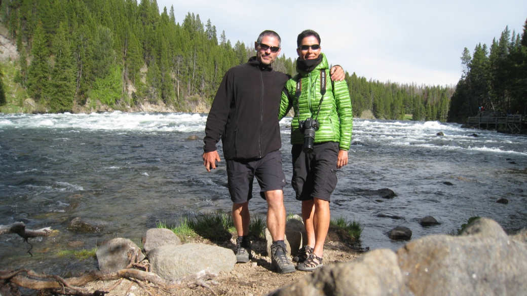 Stefano et Marie-Catherine devant les chutes d'eau de LeHardy Rapids, à Yellowstone National Park.