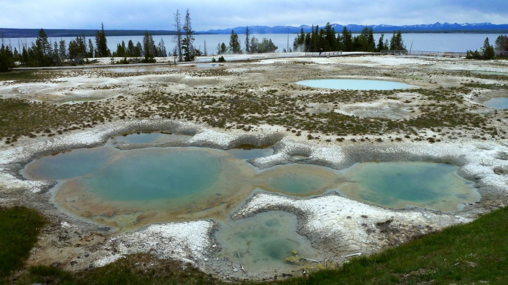 Vue d'ensemble sur le West Thumb Geyser Basin. À Yellowstone National Park.