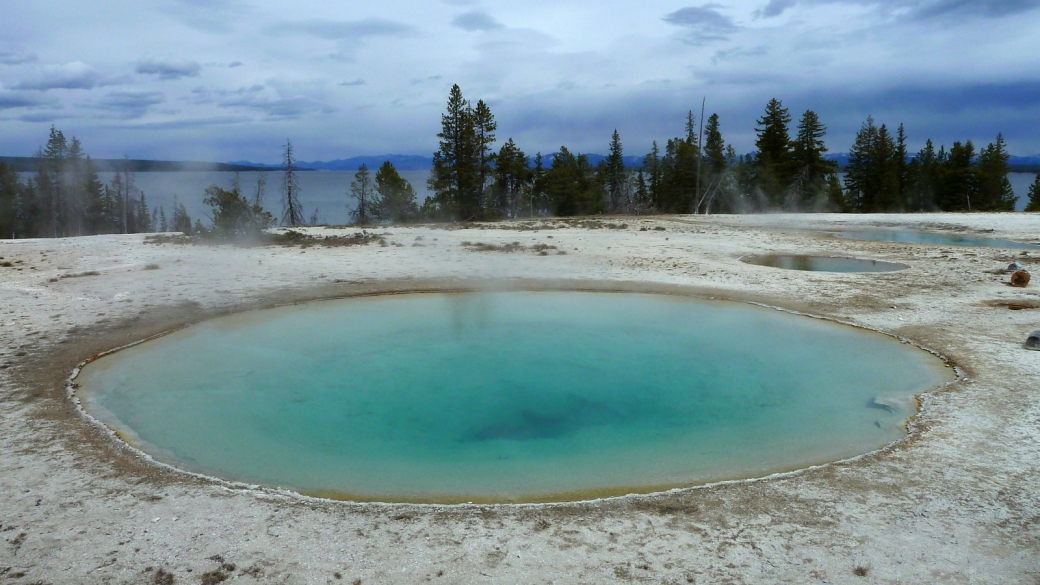 Blue Funnel Spring, ou l’entonnoir bleu, à West Thumb Geyser Basin. Yellowstone National Park.