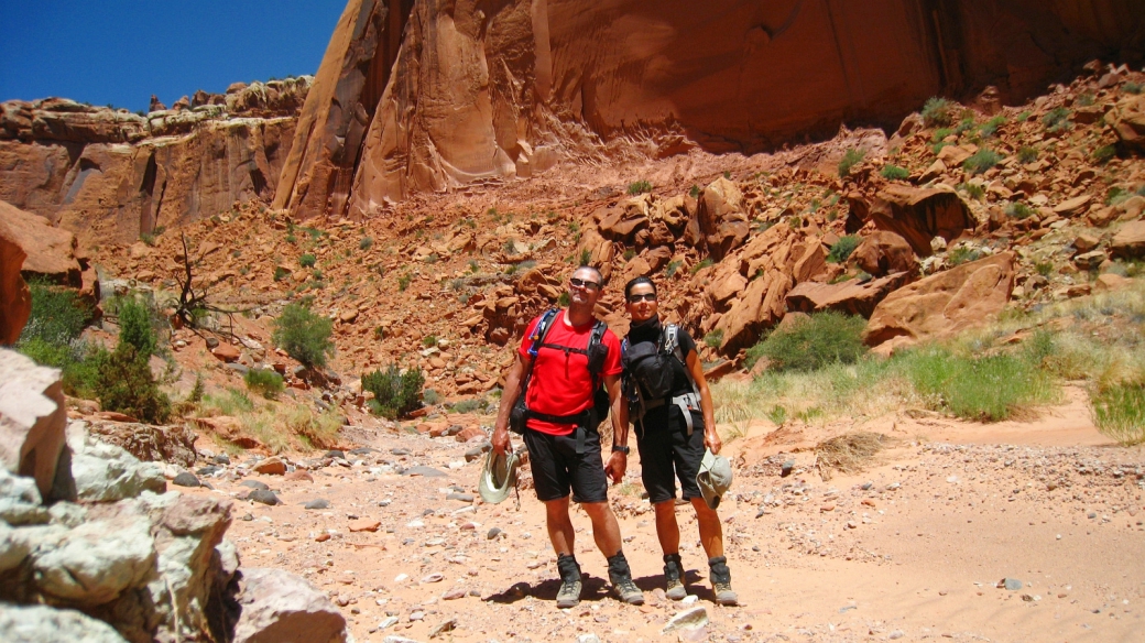 Stefano et Marie-Catherine quelque part dans Spring Canyon, à Capitol Reef National Park, dans l'Utah.