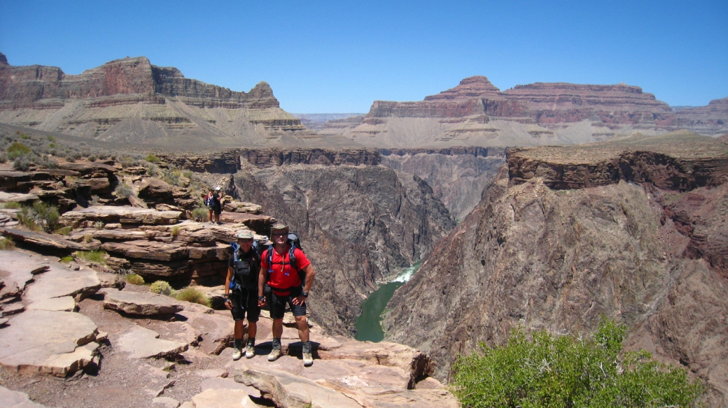 Stefano et Marie-Catherine à Plateau Point, au Grand Canyon, avec vur sur le Colorado.