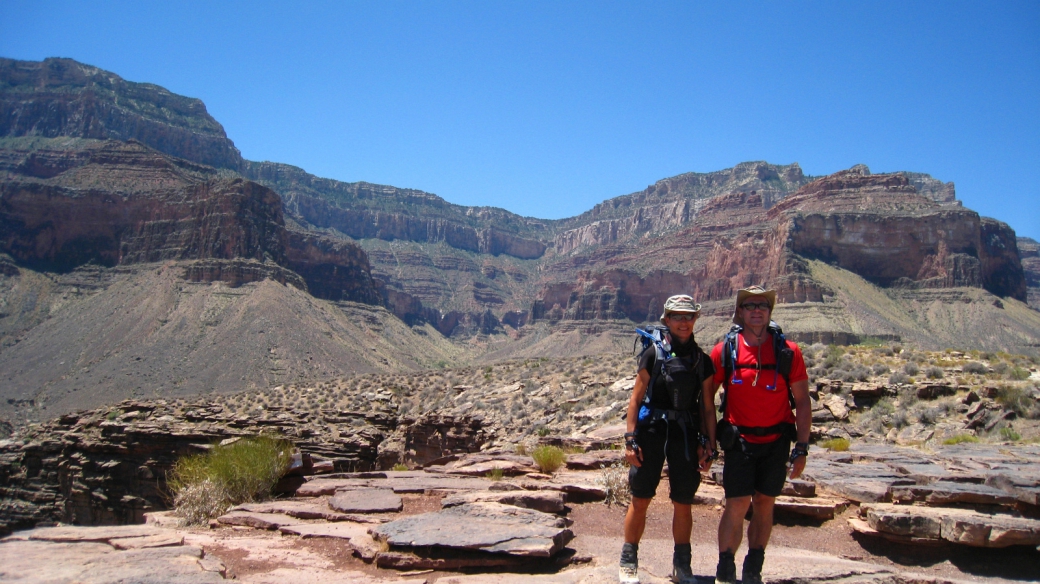 Stefano et Marie-Catherine tout sourire à Plateau Point, au Grand Canyon.