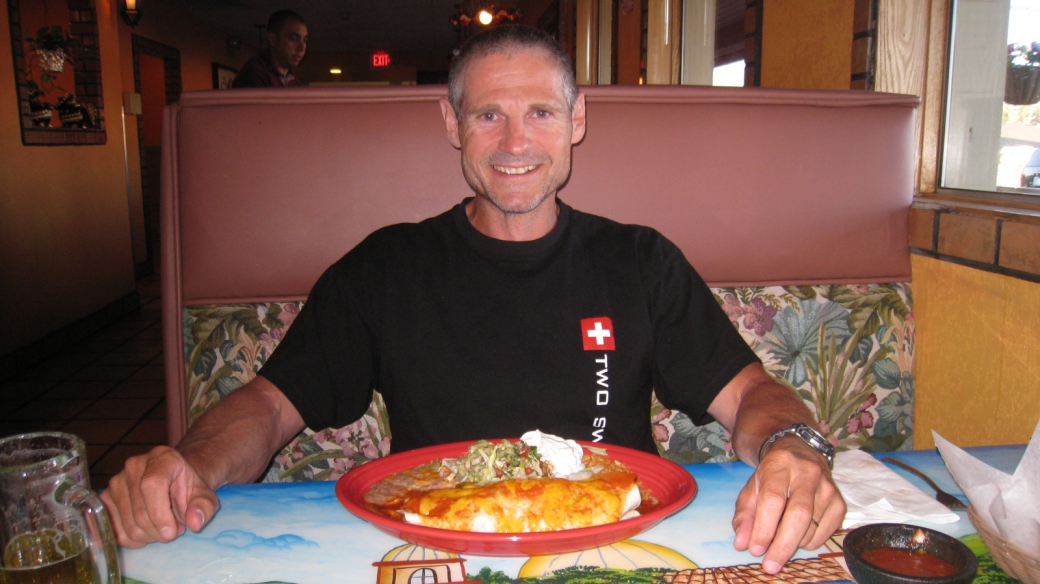 Stefano devant son Deluxe Burrito au restaurant Plaza Bonita de Tusayan, près du Grand Canyon.